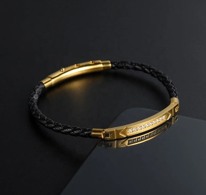 ESSENTIAL 18K